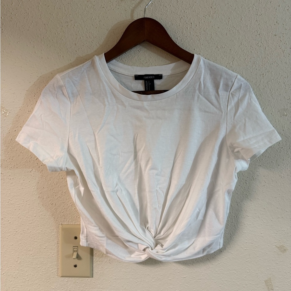 Women’s Forever 21 White Short-Sleeve Knot Crop Tee with tie-front detail Size S